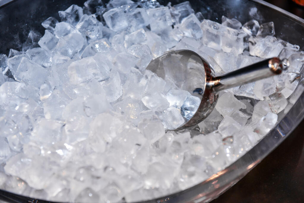 Led z zajemalko v vedru za led.