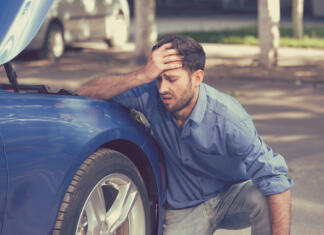 Kaj storiti, če točite dizel v bencinarja ali obratno Man with broken down car flat tire in the middle of the street