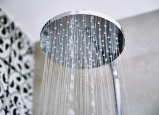 Kako zmanjšati račune za elektriko in vodo v kopalnici? Preizkusite teh osem trikov Moderna prha s padajočimi vodnimi kapljicami v kopalnici, od blizu