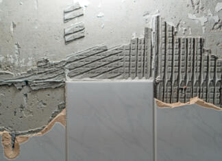 Nepravilno nanašanje lepila za ploščice pripelje do kupa težav (VIDEO) Nepravilno nanašanje lepila za ploščice lahko pripelje do obilice problemov