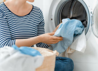 V pralni stroj dodajte lovorjev list, rezultat vas bo pustil brez besed! Ženska doma pere perilo. pralni stroj in roke od blizu