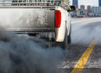 Avtomobilski gigant presenetil! Naslednje leto konec dizelske proizvodnje air pollution crisis in city from diesel vehicle exhaust pipe on road