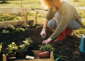 10 vrtnarskih trikov, ki dejansko delujejo close up of woman feeling relaxed gardening in her garden