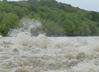 Vlada ponudila pojasnilo glede solidarnostnega prispevka in sobot flood, waves, splash