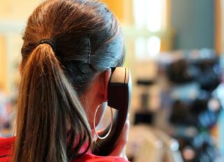 Delovati je začel Klicni center za obnovo po poplavah 2023 make a phone call, phone, woman