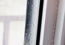Zarošena okna? Tukaj je 7 razlogov, o katerih vam izvajalci ne povedo nič … Water beading on window frame.