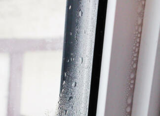 Zarošena okna? Tukaj je 7 razlogov, o katerih vam izvajalci ne povedo nič … Water beading on window frame.