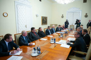 Predsednik vlade in minister za finance in javno upravo na sestanku s predstavniki Združenja mestnih občin Slovenije, Združenja občin Slovenije in Skupnosti občin Slovenije