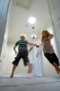 Otroka se igrata na hodniku