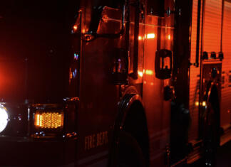 Ali imate predmete postavljene na pralnem stroju? Ne počni več tega, to se je zgodilo Branku Emergency workers and vehicle with lights on, responding to an active fire.