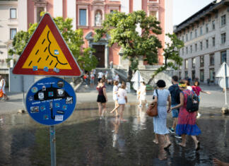 Ljubljana med najbolj deževnimi prestolnicami v Evropi! Ljubljana, Slovenia - August 13, 2021: In the city center Preseren square in Ljubljana a refreshing instantiation for pedestrian took place for most warm months of the year. A water shower that simulates rain for some square meters in the center of the square