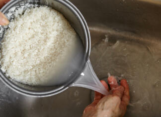 Ali je treba riž pred kuhanjem oprati ali ne? Evo, kaj pravi znanost Rinse the white rice in the pan before cooking it