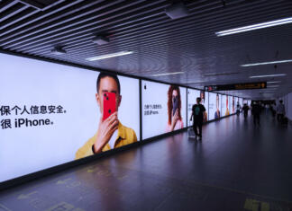 Bodite previdni pri nakupu novega iPhona! Apple potrdil tole napako… Shanghai, China - May 25 2023: Apple’s new Privacy on iPhone ad at Shanghai Railway Station subway stop