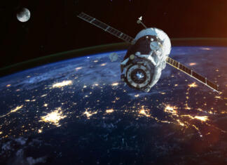 Znanstveniki potrdili učinkovitost solarnih farm v vesolju Spacecraft Launch Into Space. Elements of this image furnished by NASA.