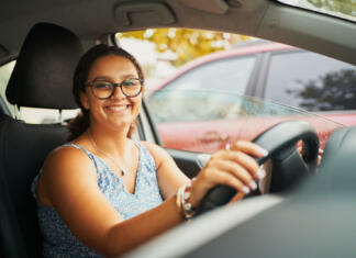 Najboljša izbira za prvi avto? Predstavljamo TOP 5 opcij! Young brunette spanish woman sitting on car smiling at camera