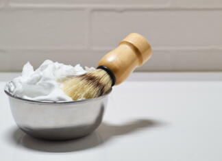 Na metlo nanesla brivsko peno, zdaj vsi posnemajo njen trik za čiščenje Bowl with shaving foam and brush on white background in bathroom for daily grooming