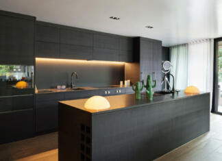 Izbrati svetlo ali temno kuhinjo? Takšni so trendi Modern kitchen with black furniture and wooden floor