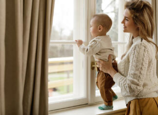 Piha pri oknih? Preverite, kako poskrbeti za okna pred zimo. mama in otrok ob oknu
