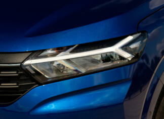 Najbolj prodajan avto leta v Evropi bo? Dirka je tesna Istanbul, Turkey- August 5 2022: Dacia Sandero is a subcompact car produced jointly by the French manufacturer Renault.