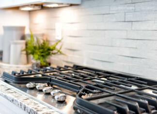 Pozor! Ta naprava v kuhinji je ‘tihi morilec’, sprošča rakotvorne snovi tudi, ko ni v uporabi… Macro closeup of modern luxury gas stove top with tiled backsplash