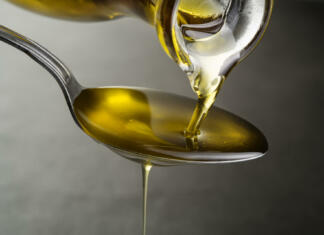 To so triki, s katerimi boste v trgovini prepoznali slaba oljčna olja, prvi je najenostavnejši Oil pouring and dripping to the spoon close up