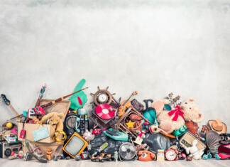 5 kreativnih načinov za recikliranje stvari kar doma Old antiques and retro collectibles memorabilia dumped in a huge pile. Garage sale, attic room storage conceptual still life or disposal and recycling of outdated objects. Vintage style filtered photo