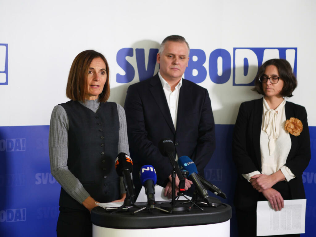 Poslanka Svobode Natasa Avšič Bogovič, minister za okolje, podnebje in energijo Bojan Kumer in državna sekretarka na ministrstvu Tina Seršen. Foto: STA