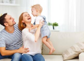 Zdravje doma na prvem mestu Mlada vesela družina z dojenčkom