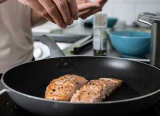 Kuhate kosilo in vaše stanovanje ‘diši’ po cvrtju? Tako odstranite neprijeten vonj v minuti cooking healthy food and adding spices to food in a frying pan