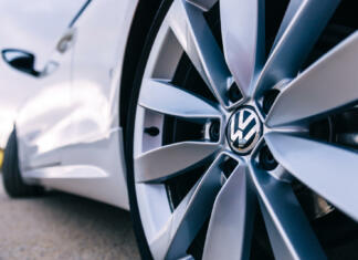 Volkswagnov malček se bo vrnil v cenovno dostopni obliki Lisbon, Portugal - January 27, 2019 A close-up of a titanium disk. white car Volkswagen. close up
