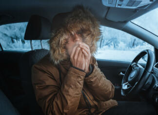 To je menda najboljši trik za ogrevanje avtomobila Man in down jacket tries to keep warm and not freeze in his stalled car in winter. The concept of a dangerous accident or heater failure in the cold season