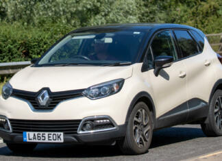 Tako bo videti prenovljeni Renault Captur? Milton Keynes,UK - July 7th 2023: 2016 cream diesel RENAULT CAPTUR car travelling on a UK road