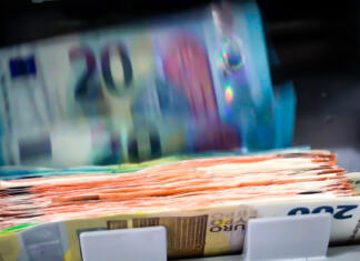 Prihajajo ljudske obveznice Slovenije: koliko jih boste lahko kupili, kdaj, kje … The Euro Currency Banknotes In A Currency Counting Machine.