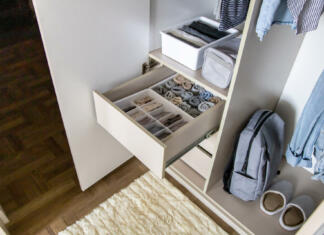 Novoletne zaobljube: kako ustvariti red in harmonijo doma v novem letu Wardrobe and wardrobe organized according to the Japanese method of Mari Kondo.