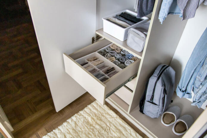 Wardrobe and wardrobe organized according to the Japanese method of Mari Kondo.