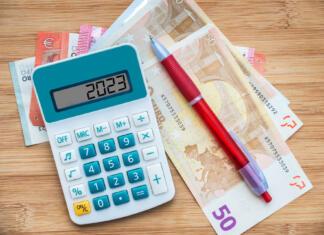 Če ste upokojeni, vas bo prihodnji mesec doletela sprememba 2023 numbers on a calculator and euros banknotes, new year finance, money inflation and budget concept