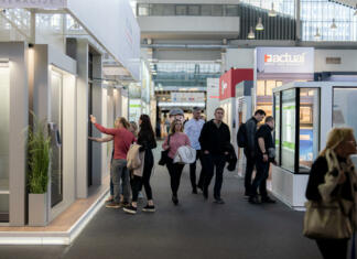 Brezskrbno zgradite svoj dom Hodnik z obiskovalci na Sejmu Dom