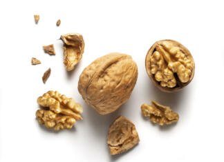 Ne zavrzite orehovih lupin, o čisto zlato: Samo poglejte, kaj se zgodi, ko jih daste v kozarec za rože… a whole walnut and an open walnut on a white table, top view