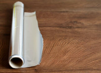 Zakaj pod posteljo položiti aluminijasto folijo? Prerojeni boste Aluminum foil on wooden background