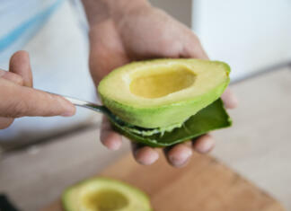 Triki za shranjevanje avokada: eden izmed načinov je lahko zelo škodljiv! Fresh Avocado Getting Peeled With A Spoon