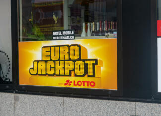Eurojackpot dal novega milijonarja, Slovencem le ‘drobtinice’ Hanau, Germany - June 25, 2023: Logo of EuroJackpot German Lotto kiosk.