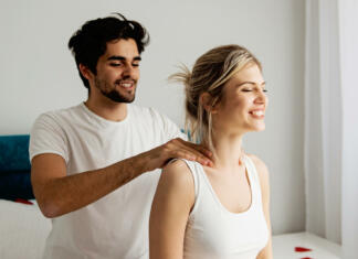 Učinkoviti nasveti za domače masaže Man giving a head massage to his girlfriend