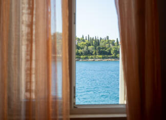 Izredno slaba novica za lastnike počitniških hišic na Hrvaškem! Preverite ali se nepremičnina šteje za počitniško hišo sea and island view from open window