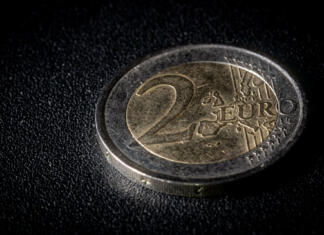 Če imate ta kovanec za dva evra, bi lahko obogateli! Two euro coin on dark textured background. Close-up macro photography, high angle top view