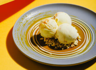 Kako dolgo poznamo sladoled in od kod izvira? 3 kepice vanilijevega sladoleda na krožniku