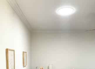 Solatube sistemi za osvetljevanje z naravno svetlobo Sarah McGill children playing under Solatube Tubular Skylights