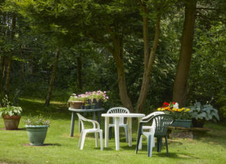 Kako očistiti bele plastične stole? A sunny June day, and plastic garden furniture laid out on a lawn in the moorland smallholding garden at 900ft. North Yorkshire