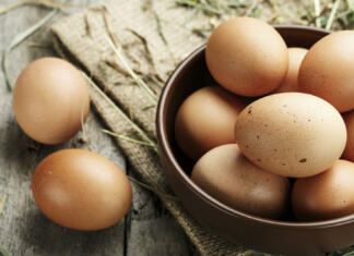 Kako skuhati jajca točno tako, kot želite: srednja, mehka ali trda? Brown eggs in a plate. Rural scene