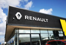 Ford in Renault združujeta moči: take avtomobile bosta izdelovala skupaj Cardiff, UK: August 19, 2019: Renault Car Dealership. Groupe Renault is a French multinational automobile manufacturer established in 1899.