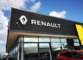 Ford in Renault združujeta moči: take avtomobile bosta izdelovala skupaj Cardiff, UK: August 19, 2019: Renault Car Dealership. Groupe Renault is a French multinational automobile manufacturer established in 1899.
